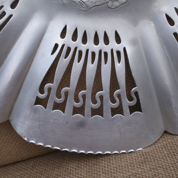 Vintage Farber & Shlevin Poinsettia Aluminum Serving Tray - Picture 5 of 16